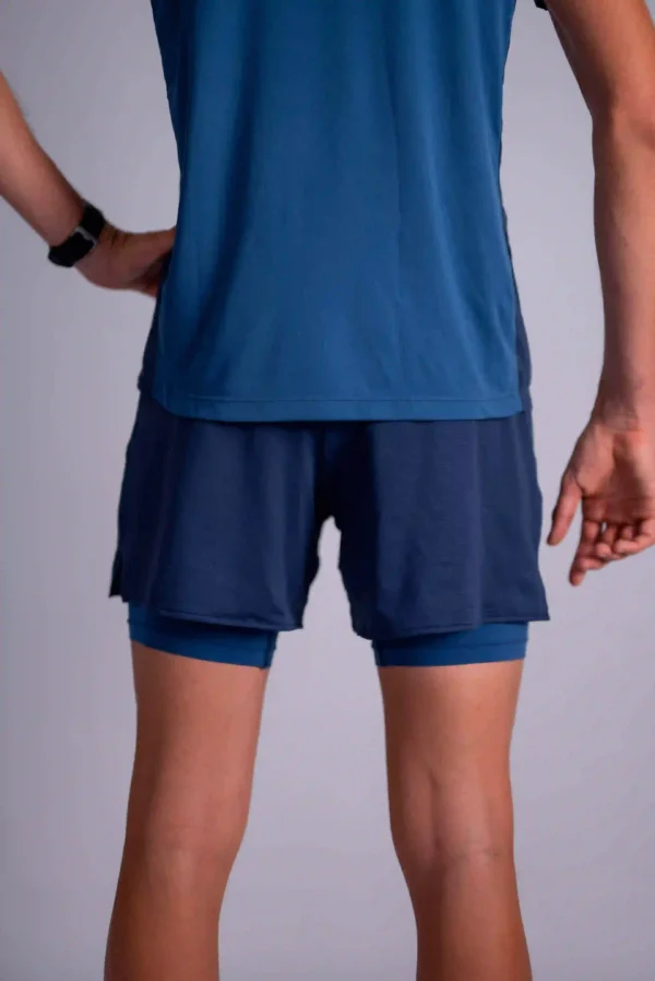 Muntanya.fr propose toute une gamme de produits adaptés pour les sportifs. Retrouvez le short homme bleu Triloop de fabrication française. vue de dos