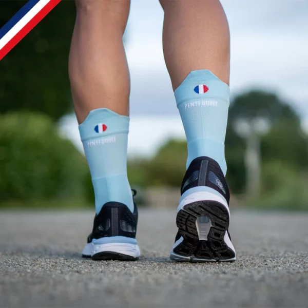 Chaussettes hautes running bleues ciel | PENTE DOUCE